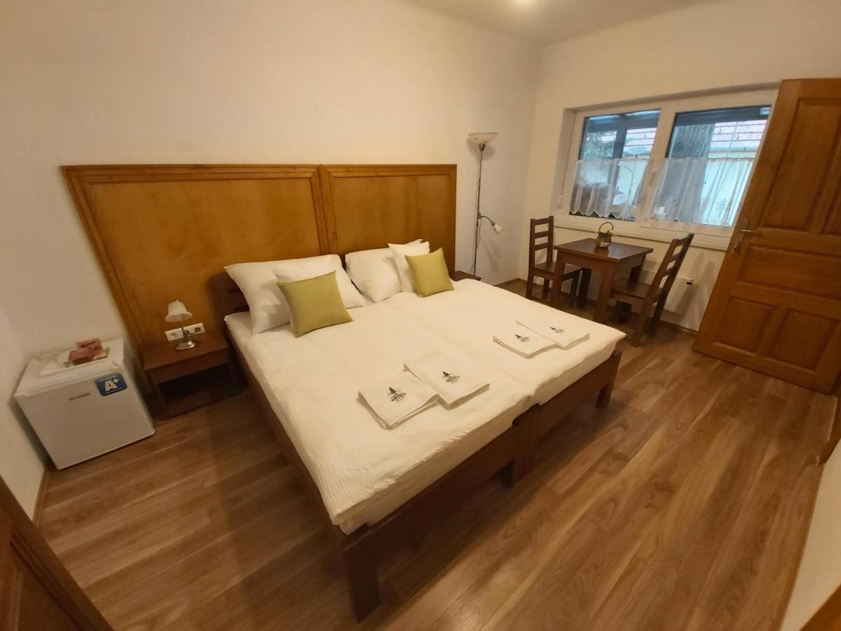 Bed and Breakfast Mamutfenyo Panzio Tata Exteriér fotografie