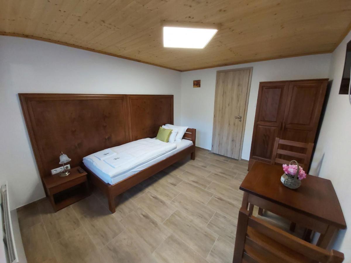 Bed and Breakfast Mamutfenyo Panzio Tata Exteriér fotografie