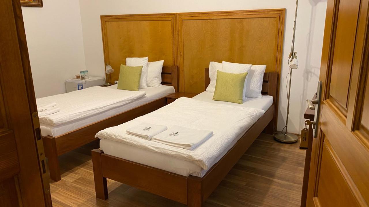 Bed and Breakfast Mamutfenyo Panzio Tata Exteriér fotografie