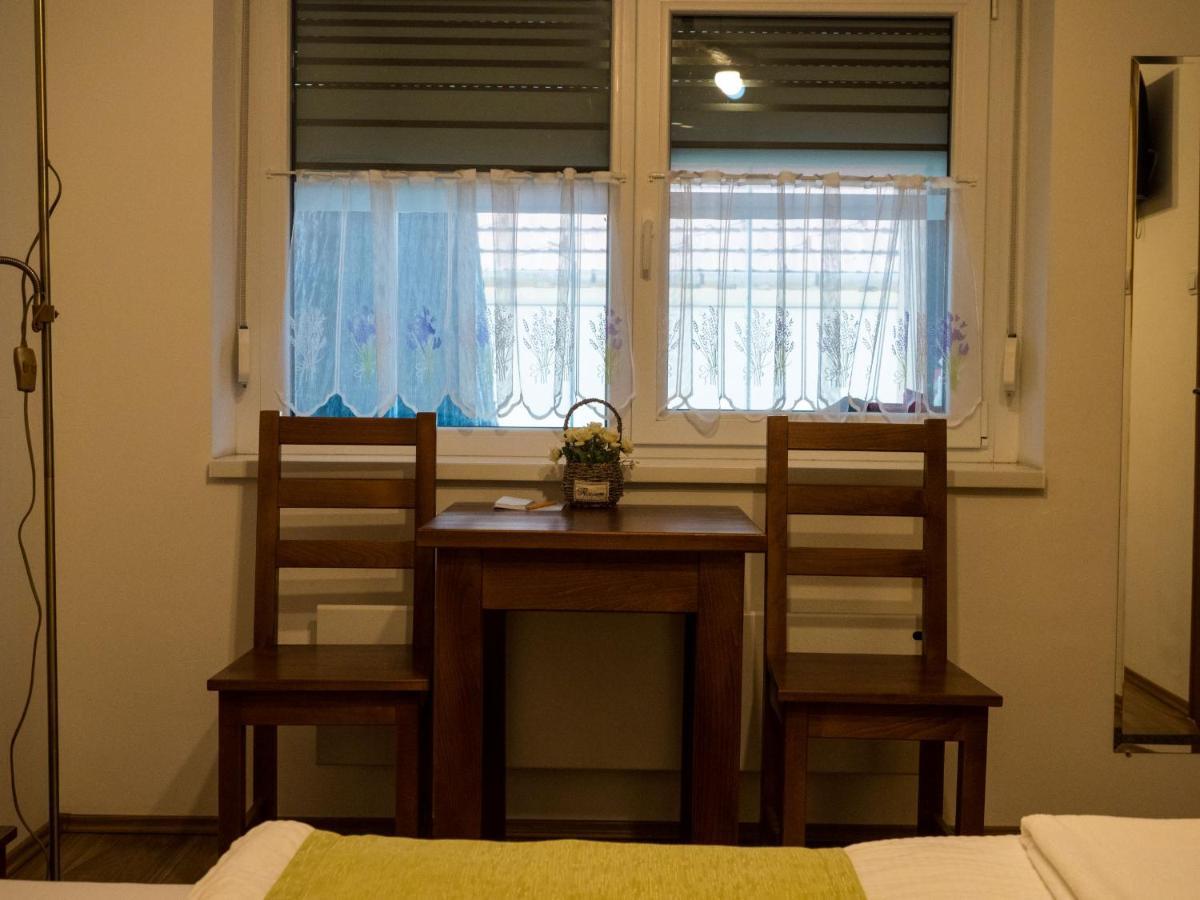 Bed and Breakfast Mamutfenyo Panzio Tata Exteriér fotografie