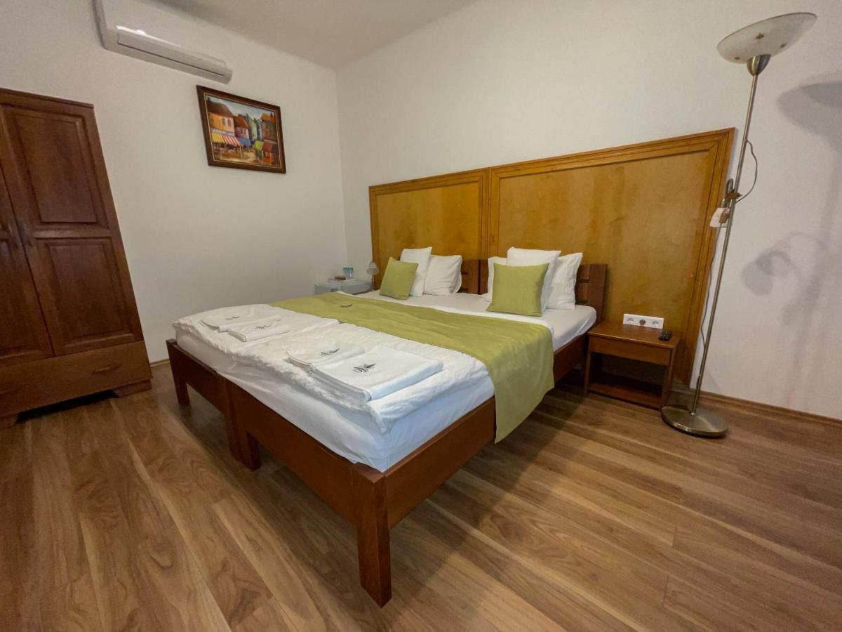 Bed and Breakfast Mamutfenyo Panzio Tata Exteriér fotografie