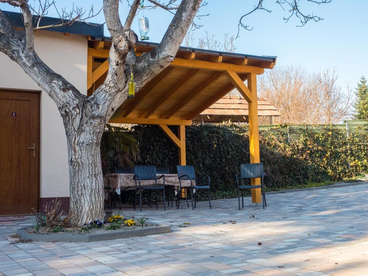 Bed and Breakfast Mamutfenyo Panzio Tata Exteriér fotografie