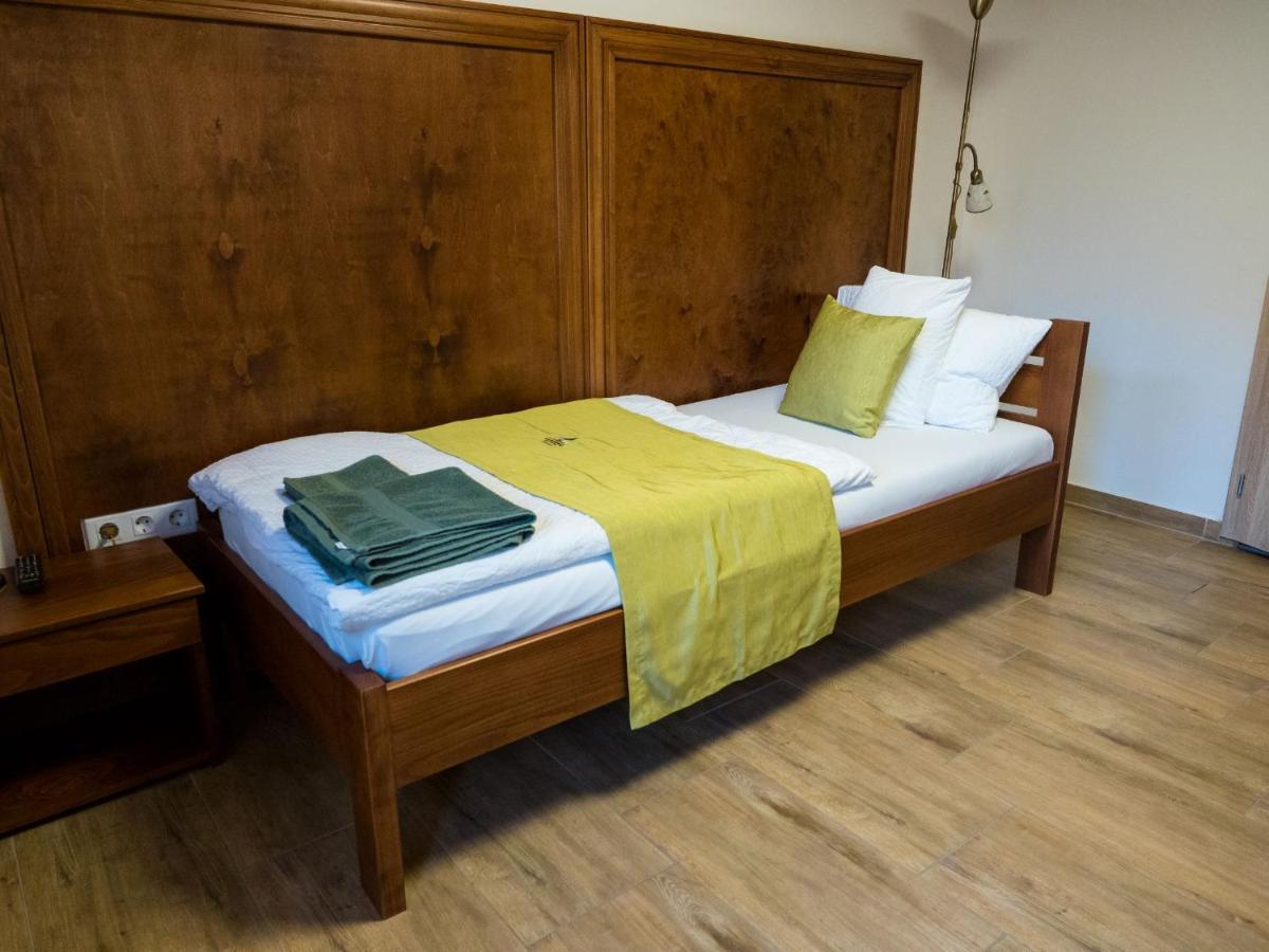 Bed and Breakfast Mamutfenyo Panzio Tata Exteriér fotografie
