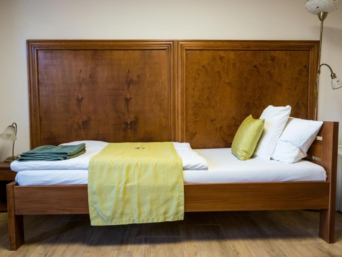 Bed and Breakfast Mamutfenyo Panzio Tata Exteriér fotografie